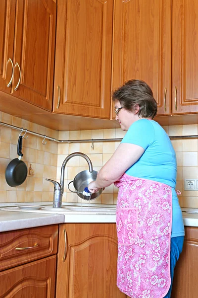 Woman housewife washing dishes in the kitchen — Stock Photo, Image