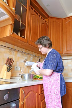 bir kadın bir mikser kullanarak yemek hazırlar