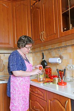 kadın ev hanımı sebze konserve nişanlı