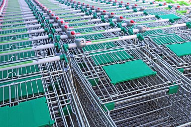 bir süpermarkette tezgahlar, çoğulluk satırları