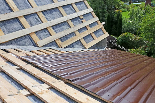 Covering the roof of a metal tile — Stock Photo, Image