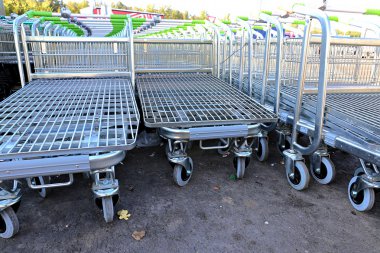 bir süpermarkette tezgahlar, çoğulluk satırları