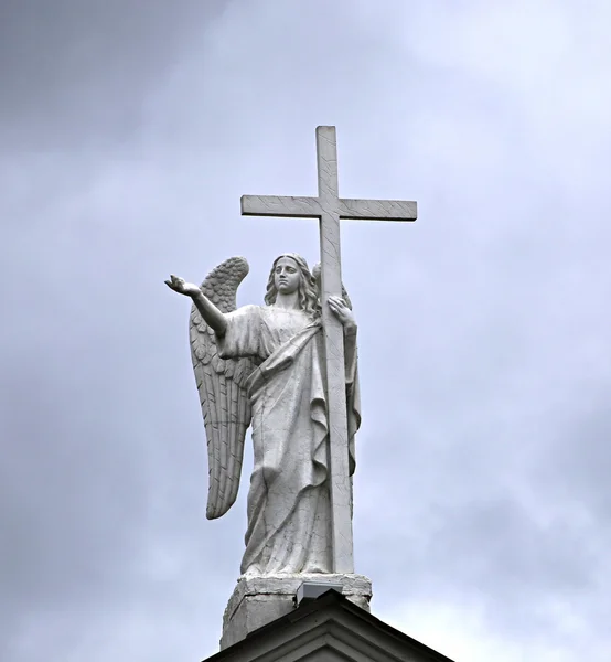 Estatua del arcángel con cruz — Foto de Stock
