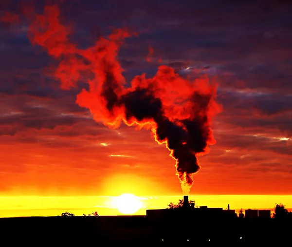 Humo subiendo al cielo — Foto de Stock