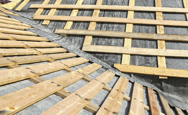 Covering the roof of a metal tile — Stock Photo, Image