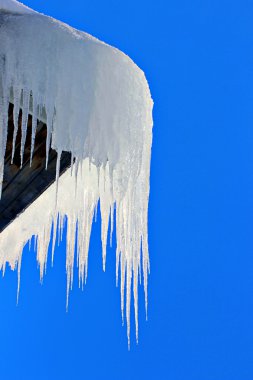 Çatıda buz saçakları