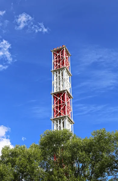 Hoge industriële schoorsteen — Stockfoto