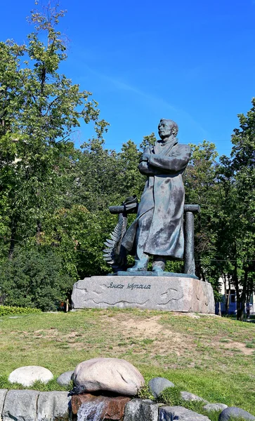 Памятник Янке Купале в Москве — стоковое фото