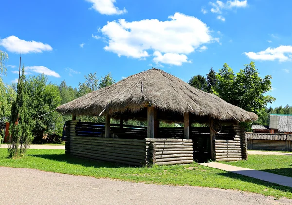 Stare drewniane chaty z dachem słomy na Białorusi — Zdjęcie stockowe