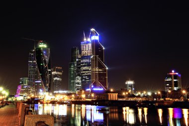 Modern Moskova geceleri. modern yüksek katlı binaların görünümü