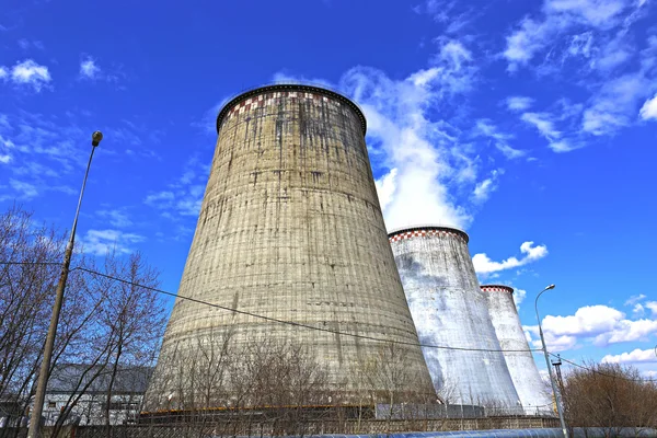 Stora fabriken skorstenar — Stockfoto