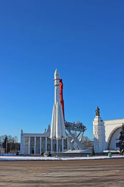 El cohete "Vostok" en la plataforma de lanzamiento — Foto de Stock