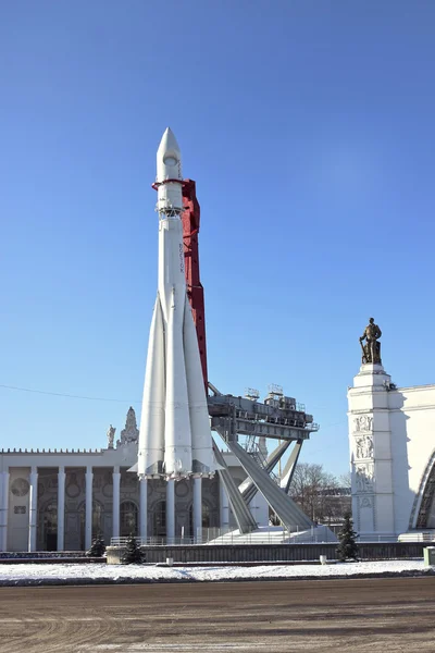 El cohete "Vostok" en la plataforma de lanzamiento — Foto de Stock