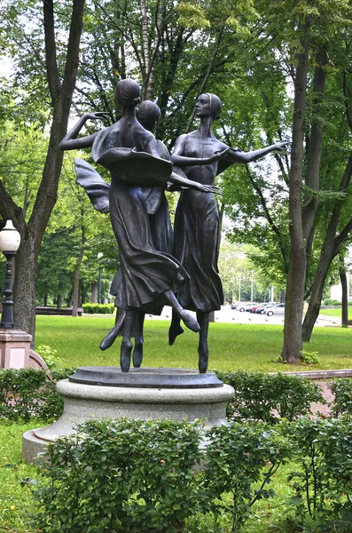 Denkmal der Ballerinen im Park der weißrussischen Musikakademie — Stockfoto