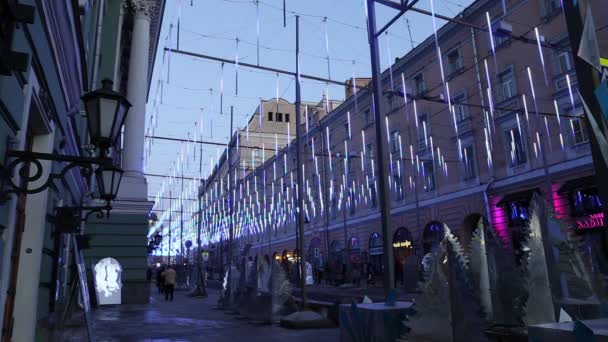 Iluminación festiva en la calle Bolshaya Dmitrovka de Moscú — Vídeo de stock