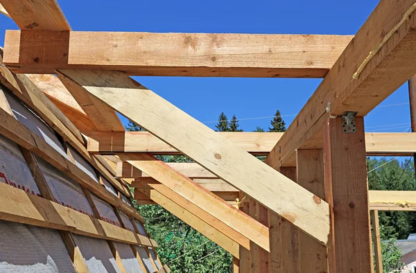 Instalación de vigas de madera en la construcción de la casa —  Fotos de Stock