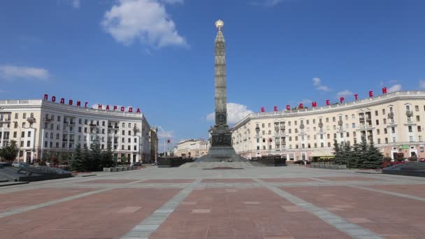 Vítězství Obelisk na náměstí vítězství v Minsku — Stock video