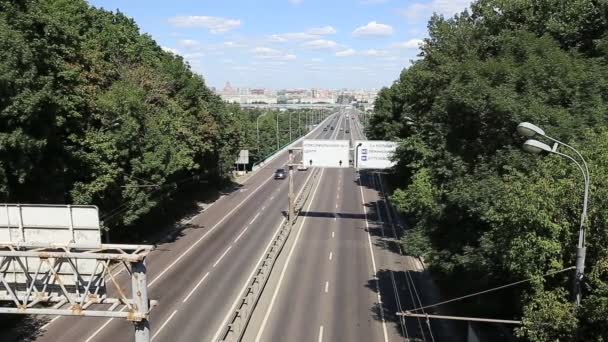 Verkeer op een snelweg in Moskou — Stockvideo