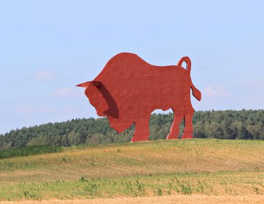 Bir alandaki bizon heykeli