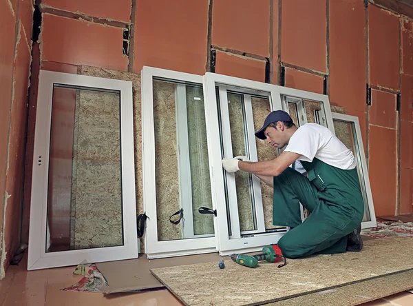 Instalación de ventanas de plástico Fotos De Stock Sin Royalties Gratis