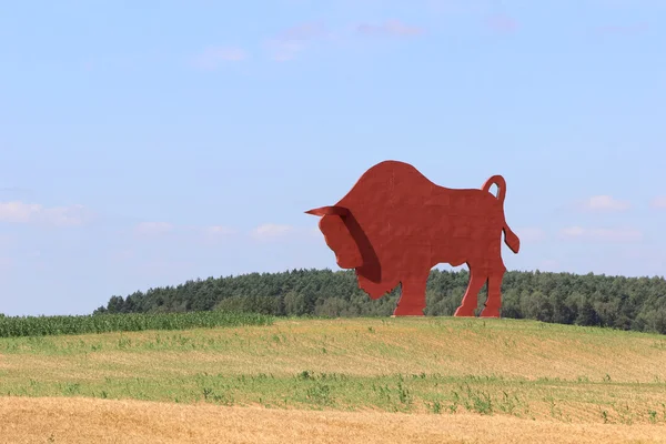 Sculpture of the bison in a field — Stock Photo, Image