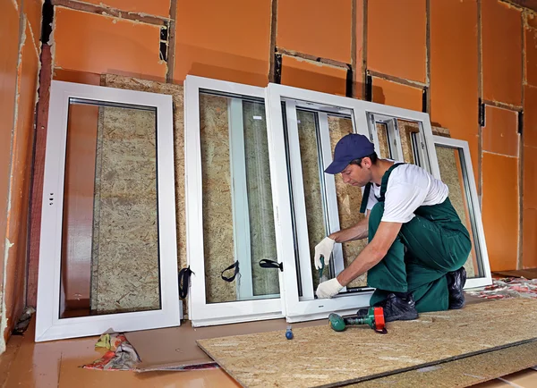 Instalación de ventanas de plástico Imágenes De Stock Sin Royalties Gratis