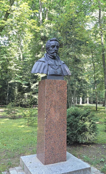 Busto de Nicholas Christopher Radziwill Sirotka no parque do Castelo de Nesvizh — Fotografia de Stock
