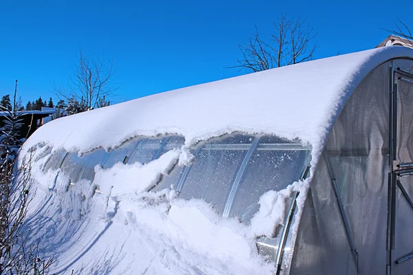 Invernadero bajo la nieve en invierno — Foto de Stock