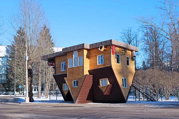 Casa de cabeça para baixo no centro de exposições russo — Fotografia de Stock