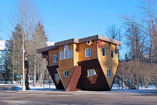 Casa al revés en el Centro de Exposiciones de Rusia —  Fotos de Stock