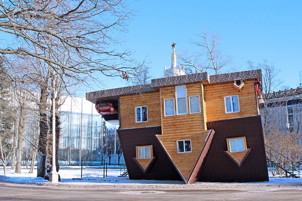 Kopfüber stehendes Haus im russischen Ausstellungszentrum — Stockfoto