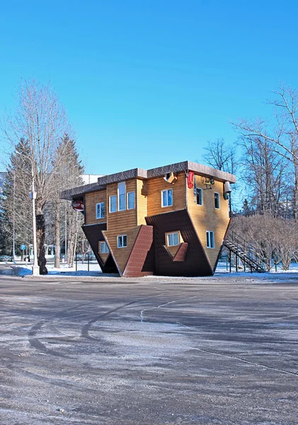 Kopfüber stehendes Haus im russischen Ausstellungszentrum — Stockfoto