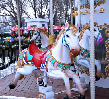 Festively döner kavşak dekore edilmiş