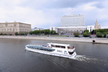 Moskova Nehri üzerinde yelken gezinti gemisi