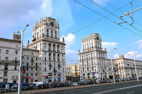 Tore der Stadt Minsk - die elfstöckigen Türme — Stockfoto