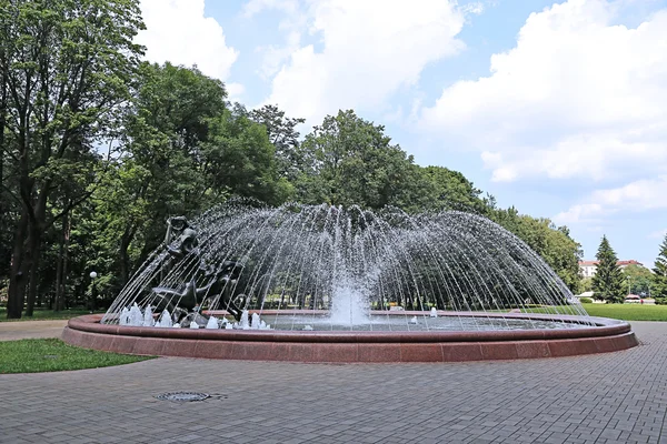 Fontän med en bronsskulptur krans i minsk — Stockfoto