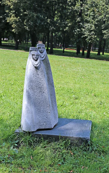 Sculpture d'une femme orientale en pierre dans un parc Yanka Kupala à Minsk — Photo