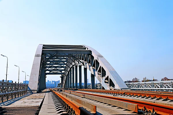 Puente ferroviario con tramos de acero —  Fotos de Stock