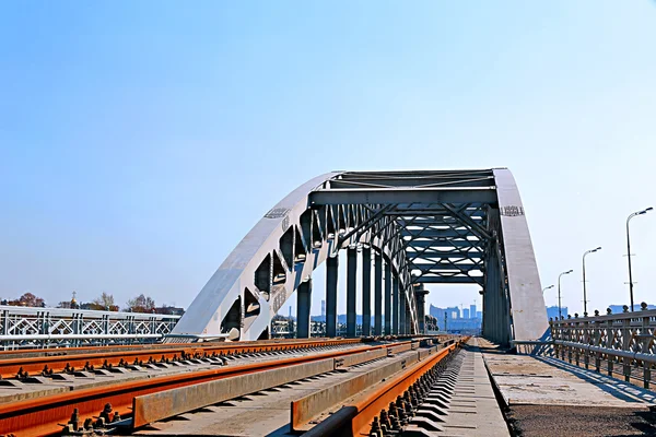 Eisenbahnbrücke mit Stahlspannweiten — Stockfoto