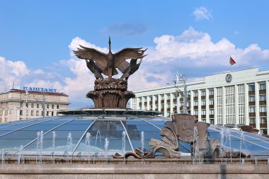 Minsk'te heykel çeşme Vinçler