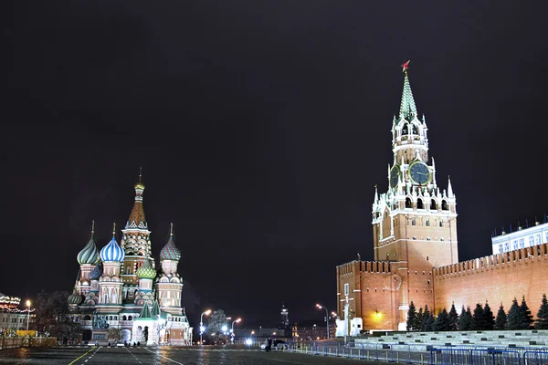 Basilikum-Kathedrale gesegnet und Moskauer Kreml bei Nacht — Stockfoto