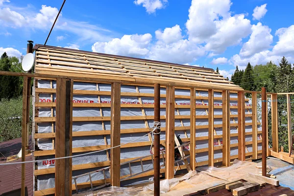 Installazione di travi di legno all'atto di costruzione — Foto Stock