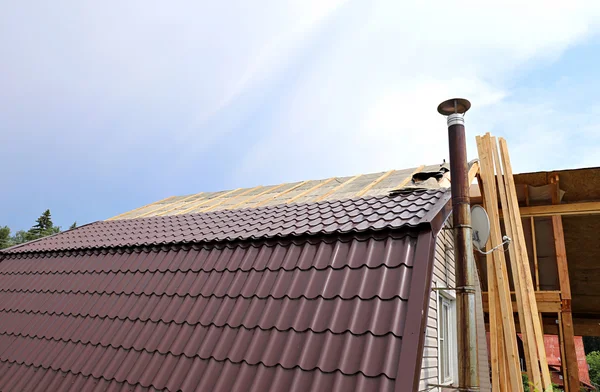 Covering the roof of a metal tile — Stock Photo, Image