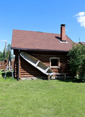 Kulübe eski bir tekne ile Balık tutma