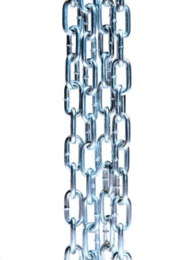 dikey olarak izole asılı birkaç metal zincir