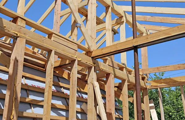 Montage von Holzbalken beim Bau — Stockfoto