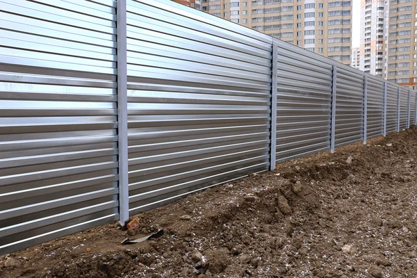 Una cerca hecha de metal pisos profesionales Fotos De Stock
