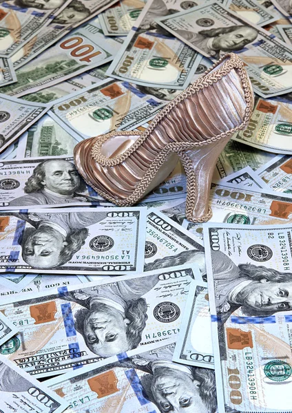 Scarpa da donna su uno sfondo di banconote da dollari USA — Foto Stock