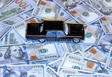 dolar yığını üzerinde araç