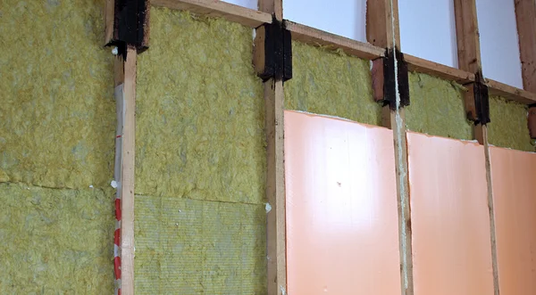 Duvarlarında ısı yalıtımı için farklı türde bir çerçeve ev — Stok fotoğraf